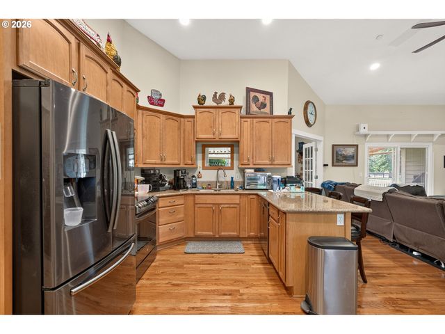 60 W TAYLOR St, Carlton, OR 97111