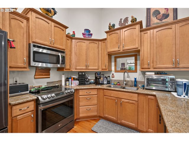 60 W TAYLOR St, Carlton, OR 97111