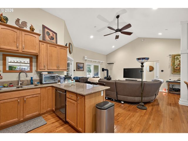 60 W TAYLOR St, Carlton, OR 97111