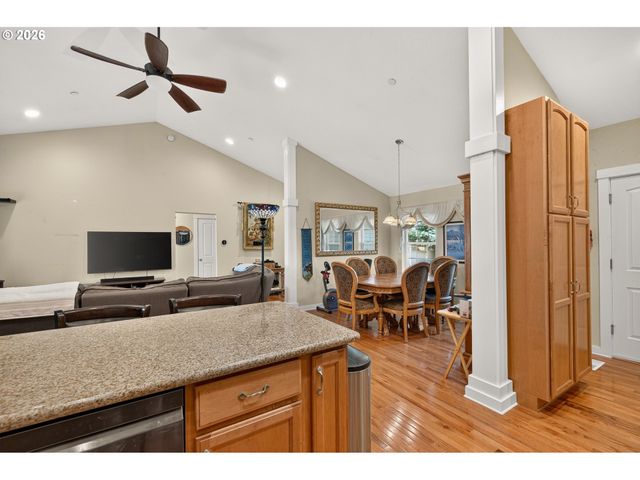 60 W TAYLOR St, Carlton, OR 97111
