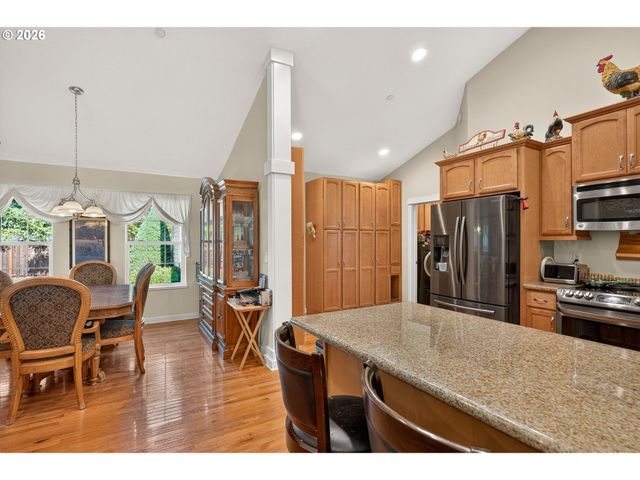 60 W TAYLOR St, Carlton, OR 97111