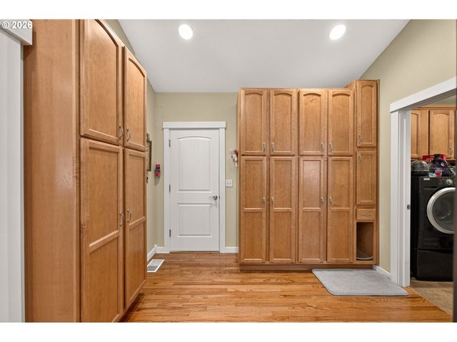 60 W TAYLOR St, Carlton, OR 97111