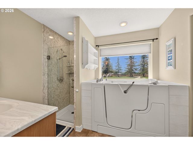 60 W TAYLOR St, Carlton, OR 97111