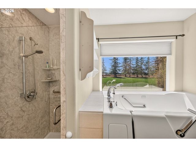 60 W TAYLOR St, Carlton, OR 97111