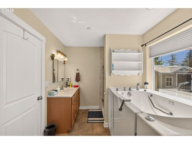 60 W TAYLOR St, Carlton, OR 97111
