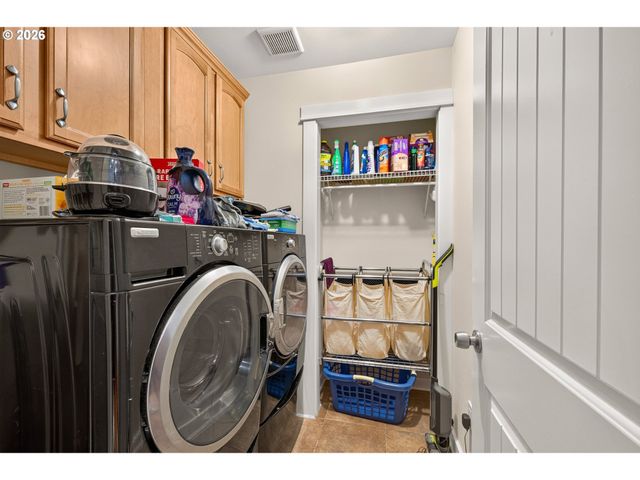 60 W TAYLOR St, Carlton, OR 97111