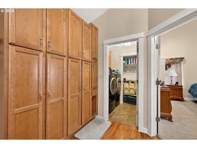 60 W TAYLOR St, Carlton, OR 97111