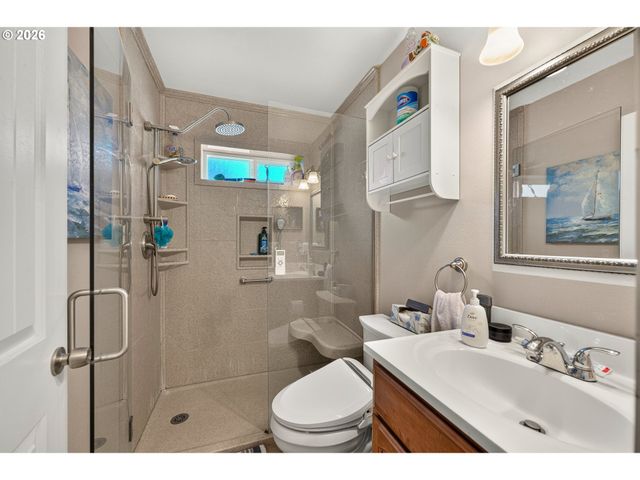 60 W TAYLOR St, Carlton, OR 97111