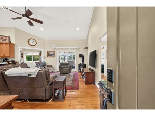 60 W TAYLOR St, Carlton, OR 97111