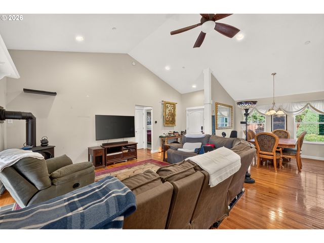 60 W TAYLOR St, Carlton, OR 97111