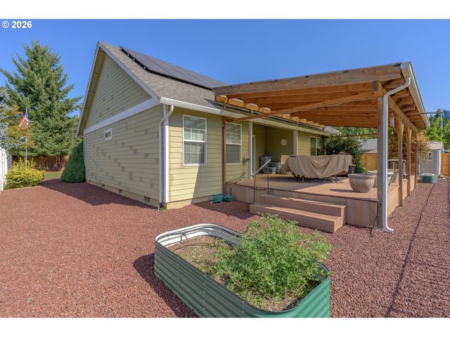 60 W TAYLOR St, Carlton, OR 97111