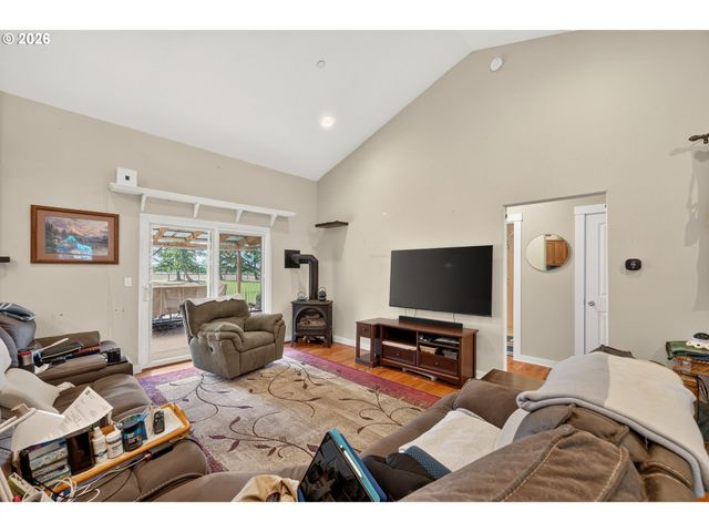 60 W TAYLOR St, Carlton, OR 97111