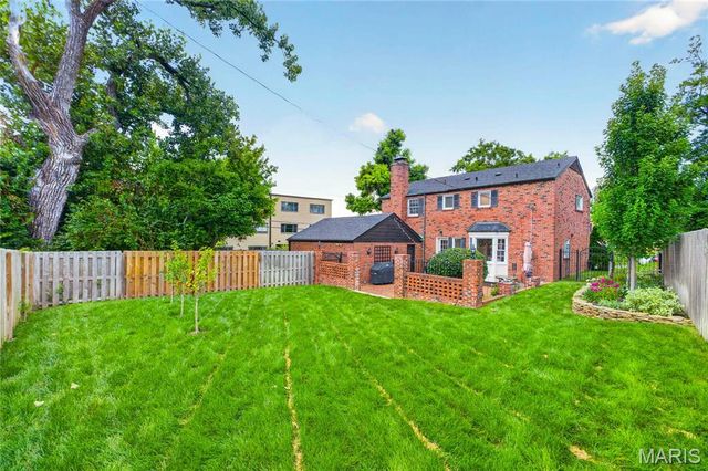 8036 Orlando Drive, St Louis, MO 63105
