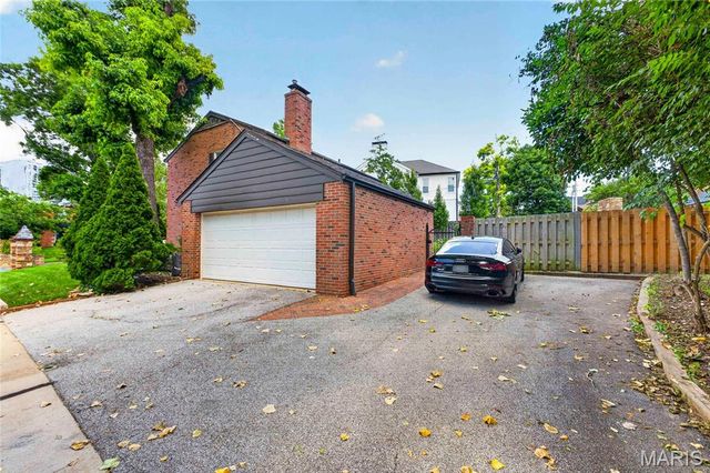 8036 Orlando Drive, St Louis, MO 63105
