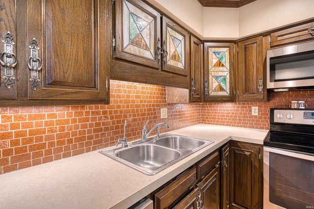 8000 Maple Lane, Newburgh, IN 47630