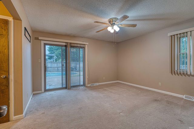 8000 Maple Lane, Newburgh, IN 47630