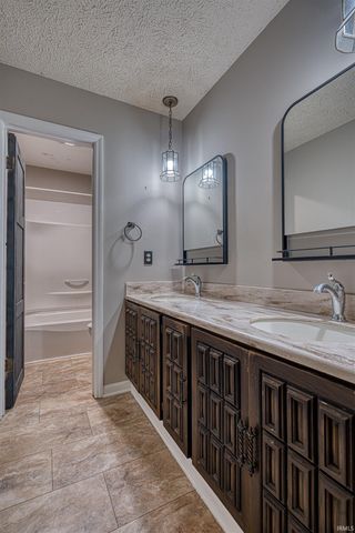 8000 Maple Lane, Newburgh, IN 47630