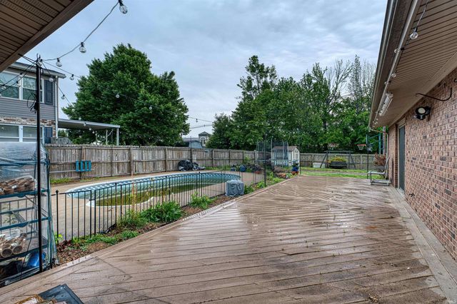 8000 Maple Lane, Newburgh, IN 47630