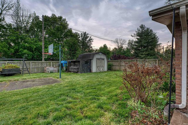 8000 Maple Lane, Newburgh, IN 47630