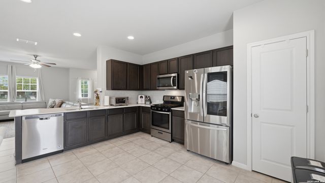 1053 ESPLANADE PKWY, San Marcos, TX 78666