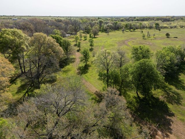 62 County Road 448, Waelder, TX 78959