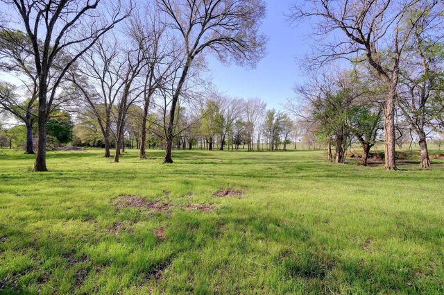 62 County Road 448, Waelder, TX 78959