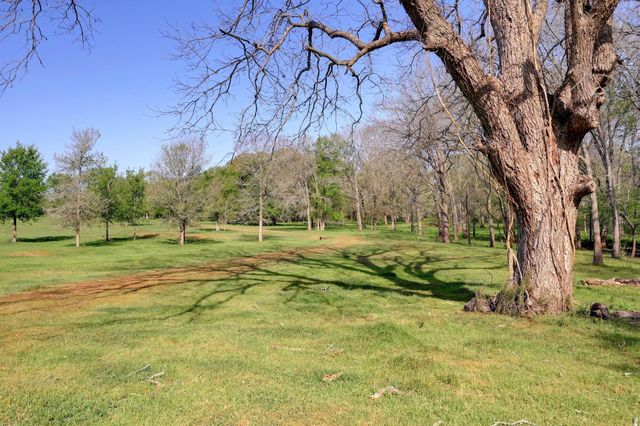 62 County Road 448, Waelder, TX 78959