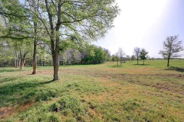 62 County Road 448, Waelder, TX 78959