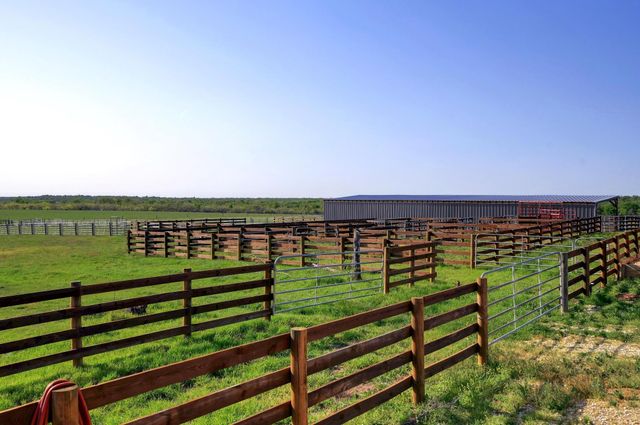 62 County Road 448, Waelder, TX 78959