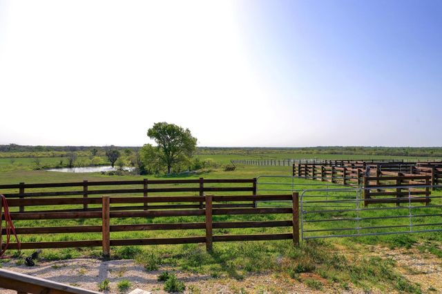 62 County Road 448, Waelder, TX 78959