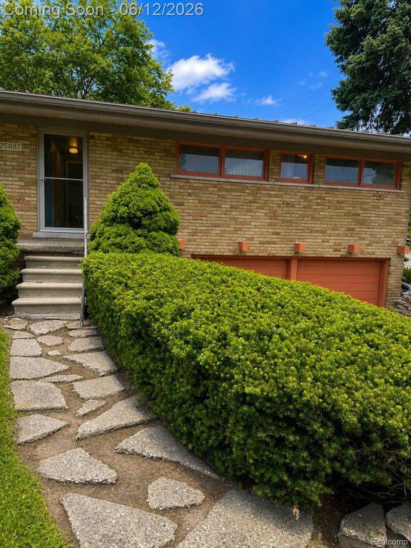 25887 Curie Avenue, Warren, MI 48091