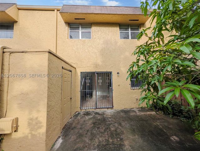 5664 Blueberry Ct 15, Lauderhill, FL 33313