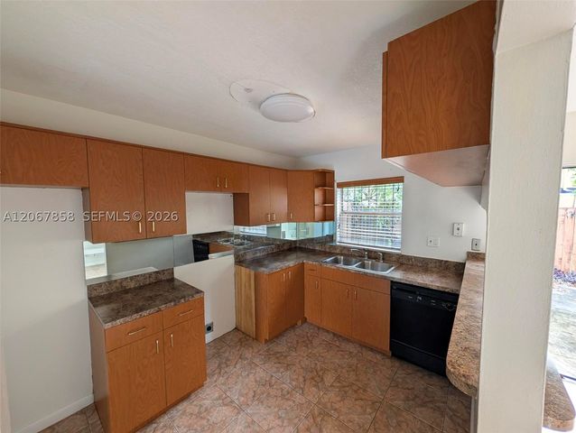 5664 Blueberry Ct 15, Lauderhill, FL 33313
