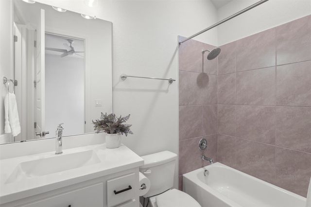 299 Peakside CIR, Dripping Springs, TX 78620