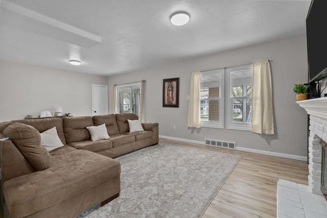 438 S BAIRD STREET, Green Bay, WI 54301