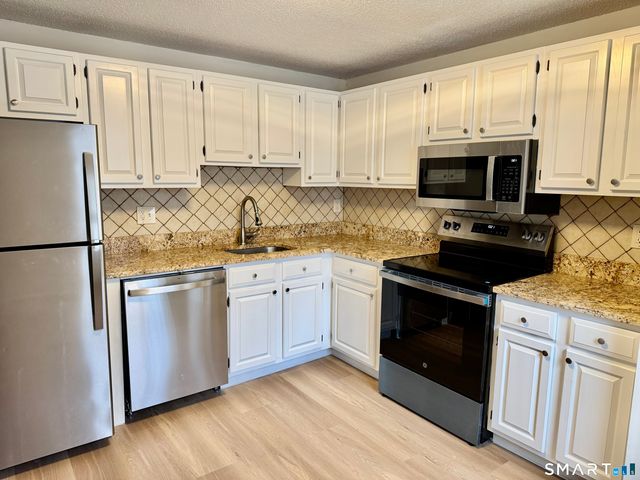 8 Heather Ridge 8, Shelton, CT 06484