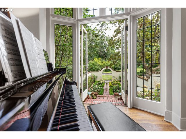 1905 S GREENWOOD Rd, Portland, OR 97219