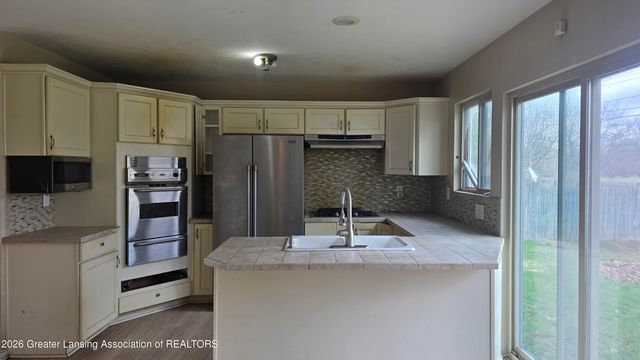 3636 Coachlight Common Street, Lansing, MI 48911