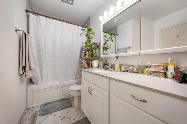 907 Royal Drive 3b, Mchenry, IL 60050