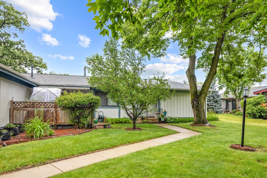 907 Royal Drive 3b, Mchenry, IL 60050