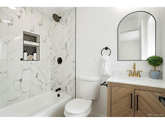 23 University Dr, Longmont, CO 80503