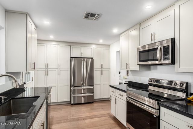 3839 E WHITTON Avenue, Phoenix, AZ 85018