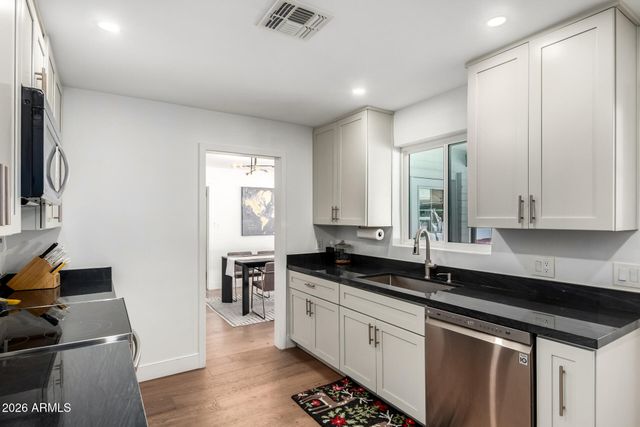 3839 E WHITTON Avenue, Phoenix, AZ 85018