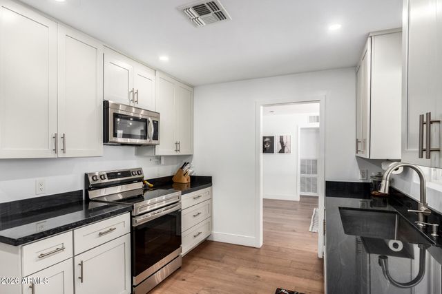 3839 E WHITTON Avenue, Phoenix, AZ 85018