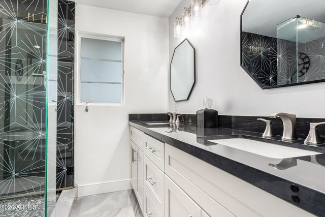 3839 E WHITTON Avenue, Phoenix, AZ 85018