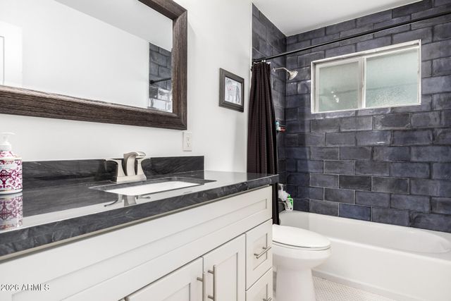 3839 E WHITTON Avenue, Phoenix, AZ 85018