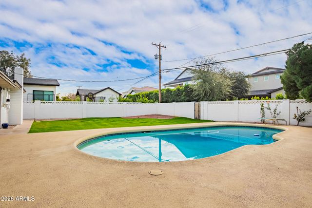 3839 E WHITTON Avenue, Phoenix, AZ 85018