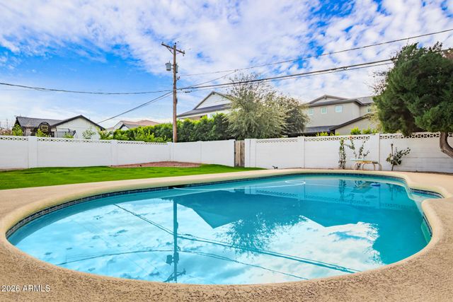 3839 E WHITTON Avenue, Phoenix, AZ 85018