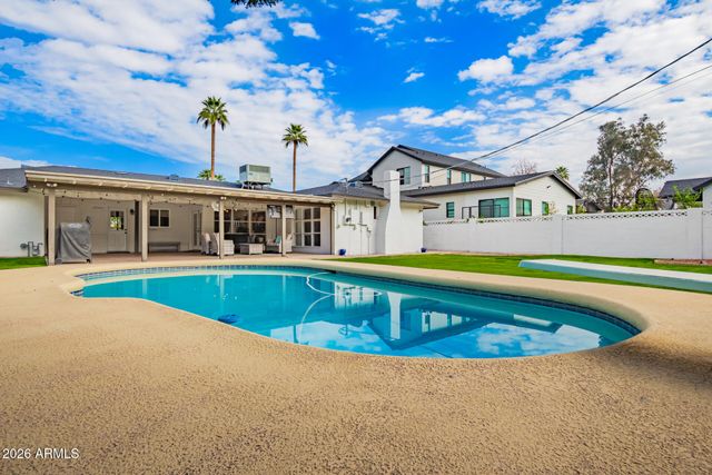 3839 E WHITTON Avenue, Phoenix, AZ 85018