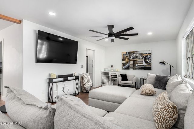 3839 E WHITTON Avenue, Phoenix, AZ 85018